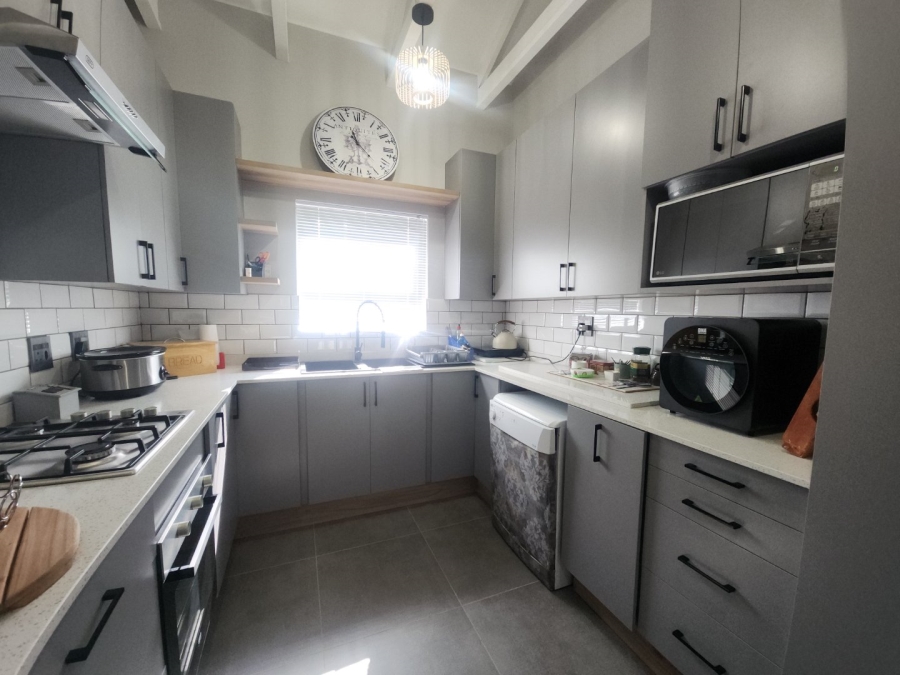 To Let 2 Bedroom Property for Rent in Ifafi North West